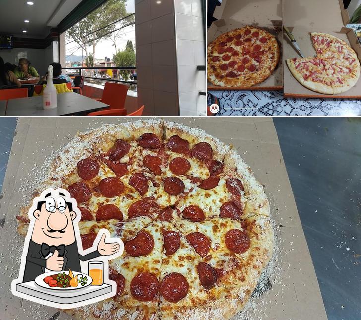 Entre los distintos productos que hay en Little Caesars Pizza "Ciudad Azteca" también tienes comida y interior