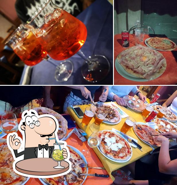 La immagine della bevanda e tavolo da pranzo di Pizzeria La Taverna