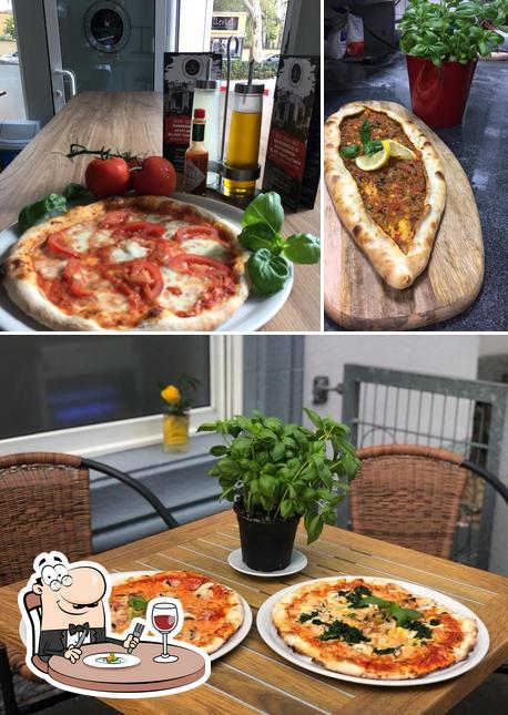 Parmi les différentes choses de la nourriture et la intérieur, une personne peut trouver sur Pizza by MiMMOO