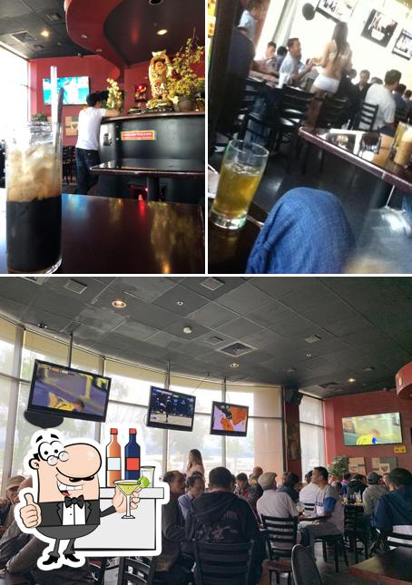 Estas son las imágenes que muestran barra de bar y interior en Em Quyen Cafe