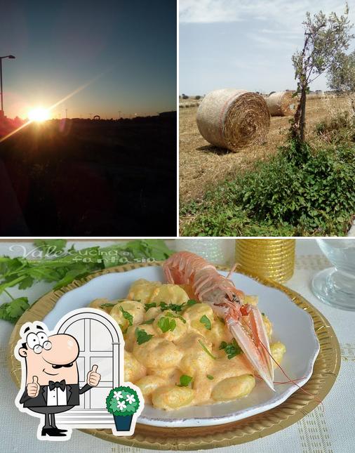 Guarda la foto che raffigura la esterno e frutti di mare di La Vecchia Locanda