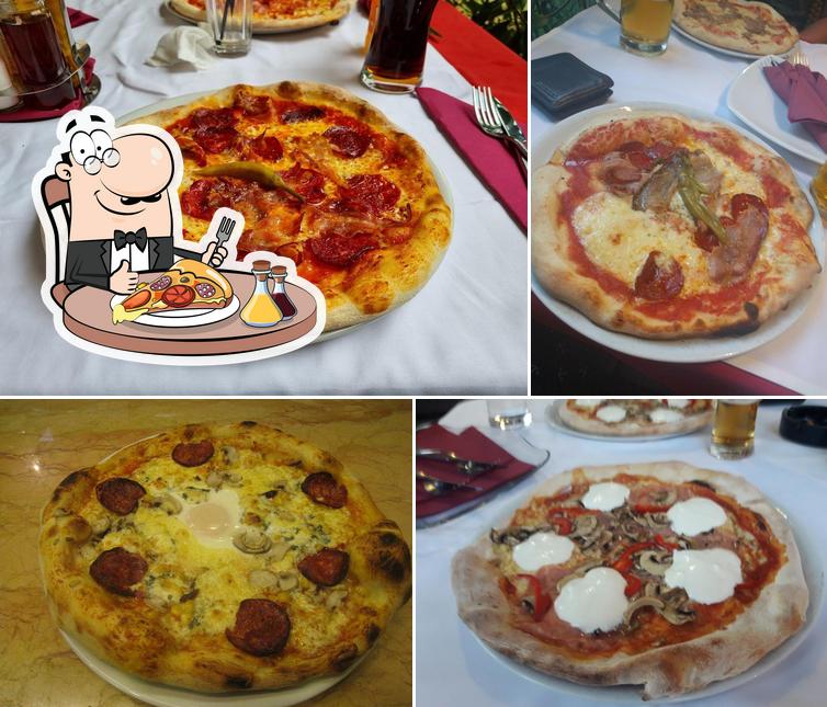 Pick pizza at Restoran Pomodoro