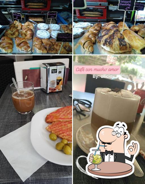 Entre la variedad de cosas que hay en Café El Diván también tienes bebida y comida