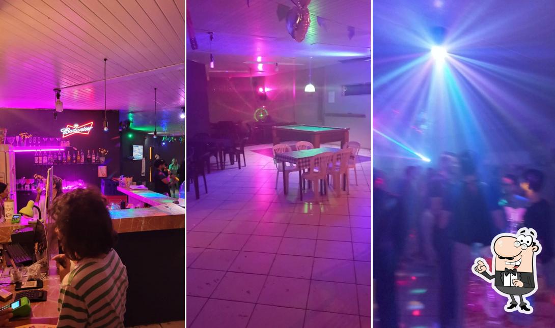 O interior do Savassi Pride Bar