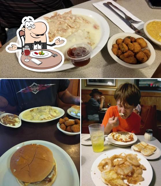 Estas son las fotos que muestran comedor y comida en Coach House Restaurant