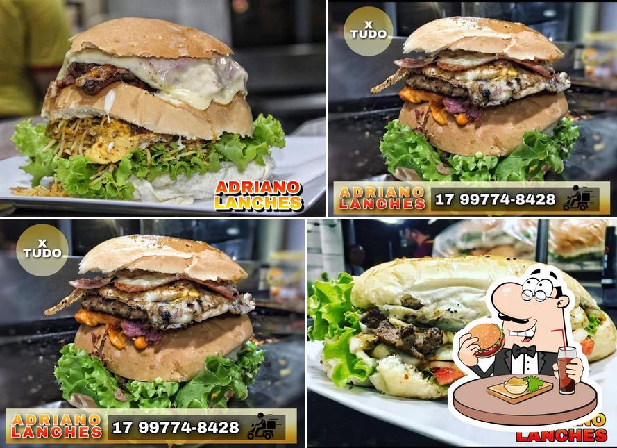 Delicie-se com um hambúrguer no Adriano Lanches