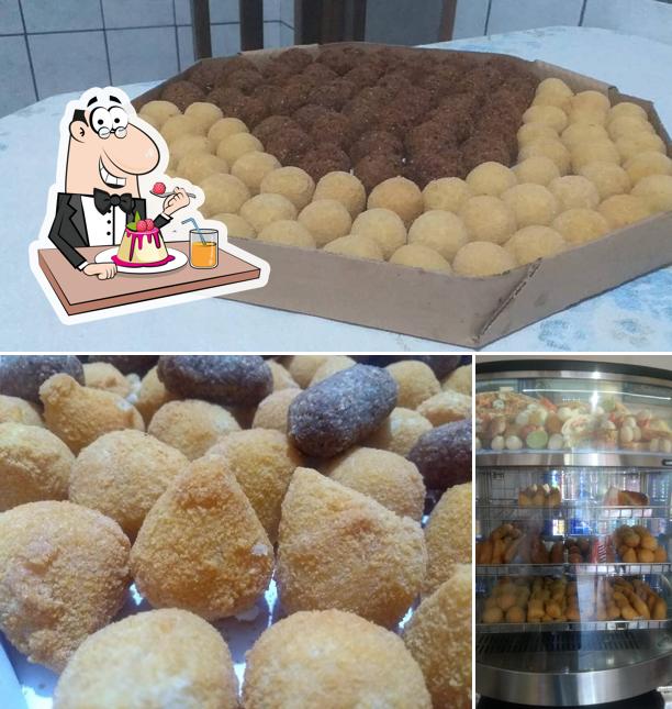 Casa do Salgado Dona Maria serve uma escolha de pratos doces