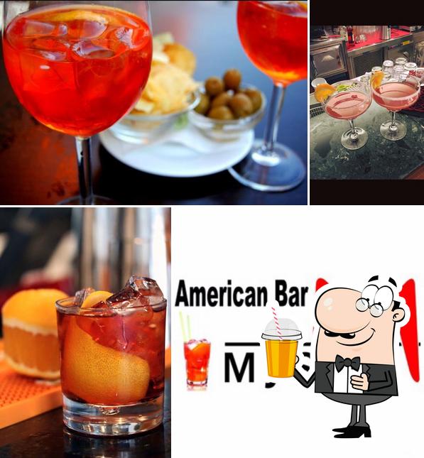 Goditi qualcosa da bere a Mystic America Bar