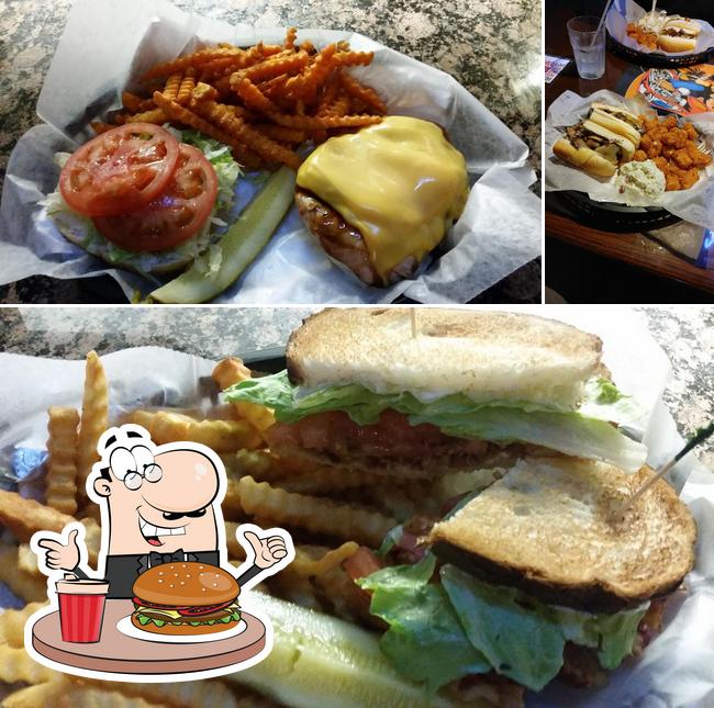 Pide una hamburguesa en Tom's Tavern (Forest Hills)