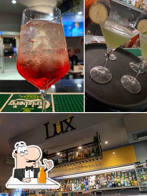 Goditi un drink a Lux Lounge & Bar