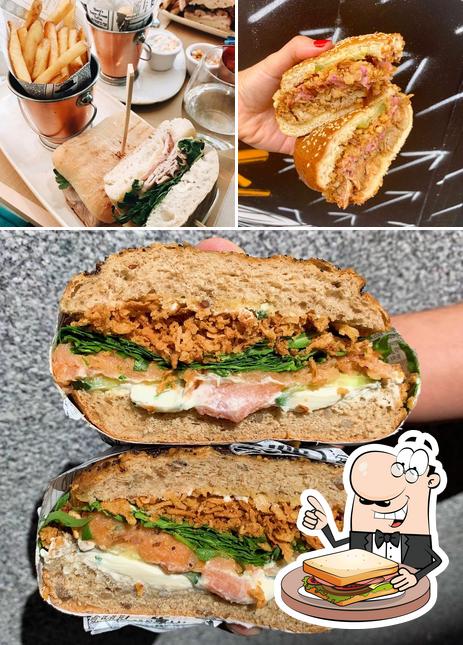Degusta un sándwich en la comida o en la cena