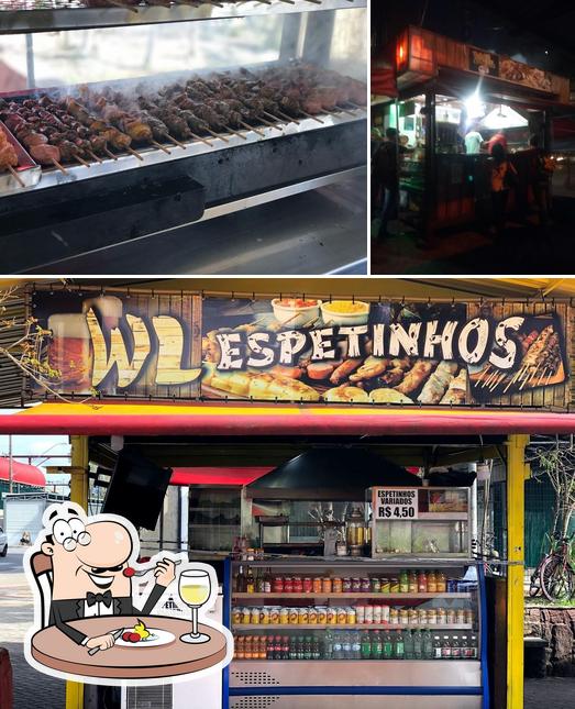 Entre diversos coisas, comida e interior podem ser encontrados no W.L.Espetinhos