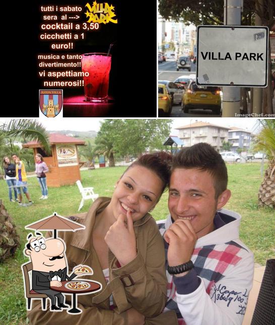 La foto della esterno e cibo di Villa Park