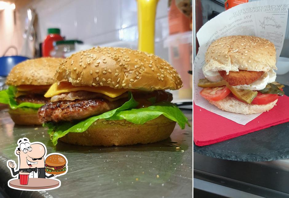 Ordina un hamburger a Bar San Giacomo