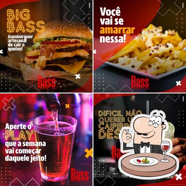 Entre diferentes coisas, comida e bebida podem ser encontrados no Bass Snooker Bar