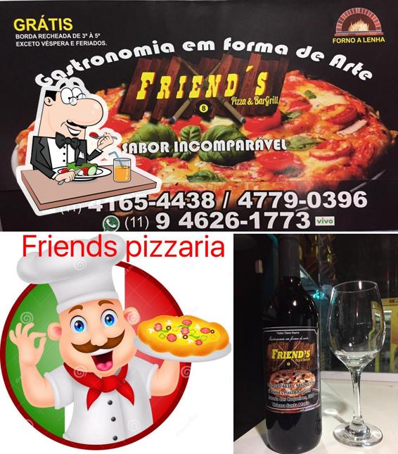 Entre diferentes coisas, comida e álcool podem ser encontrados no Friend's Pizza&Bar