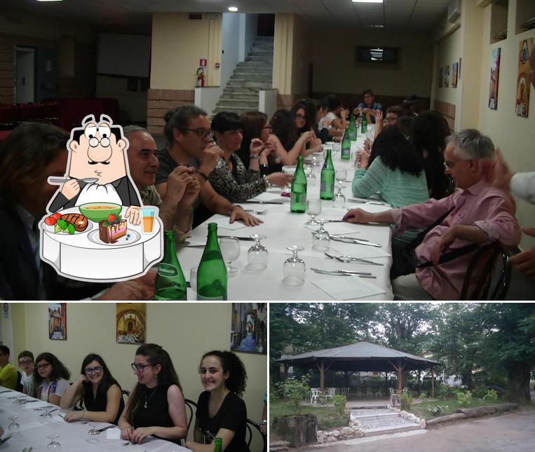 La photo de la table à manger et extérieur de Villaggio San Francesco - Ristorante - Pizzeria’s