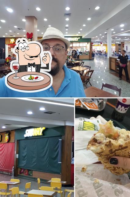 A foto da comida e interior no Subway