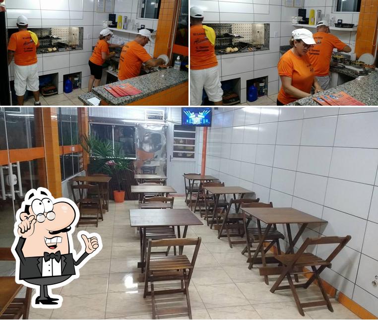 Sente em uma das mesas no Ki Lanches Alemão