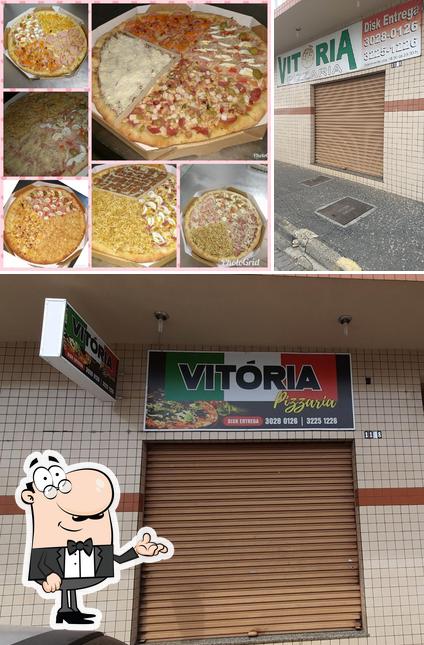 A Pizzaria Vitória se destaca pelo interior e pizza