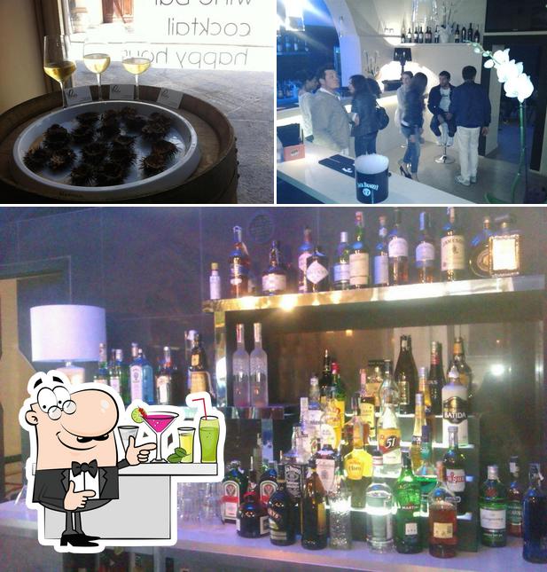 La immagine di bancone da bar e vino da Marlèn lounge bar