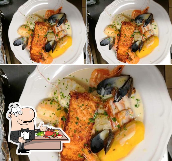 Try out seafood at Café de la place