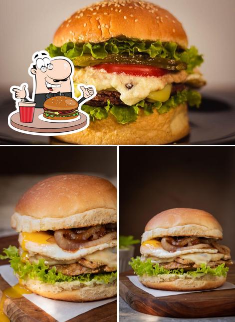 Experimente um dos hambúrgueres oferecidos no Los Famintus Burger