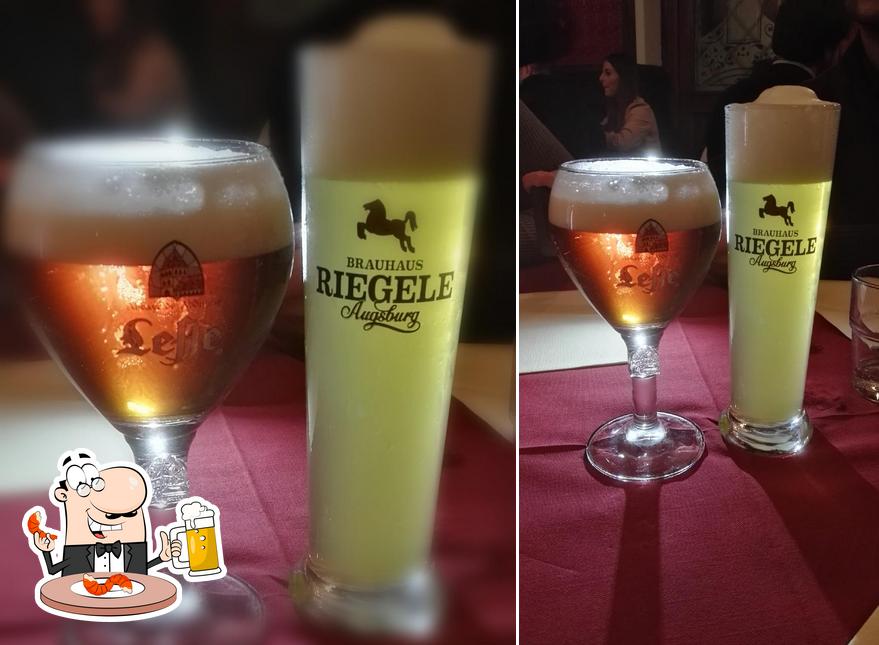 Puoi ordinare un rinfrescante bicchiere di birra chiara o scura