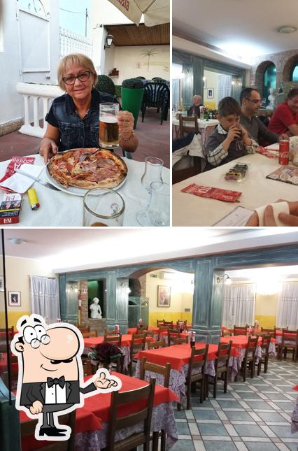 Siediti a un tavolo di Taverna Ristoro Di Frattini Rosella Susie