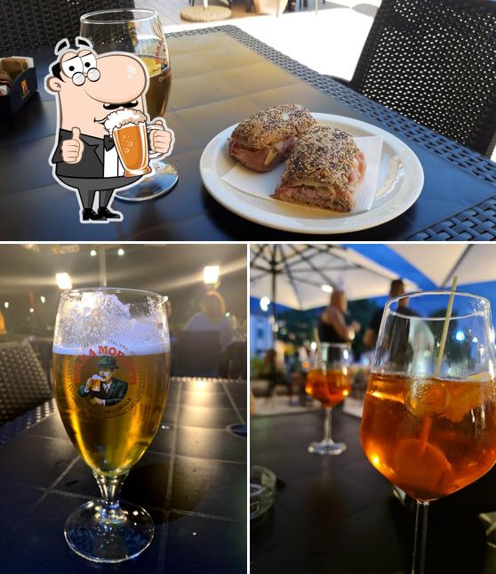 Puoi ordinare un rinfrescante bicchiere di birra chiara o scura