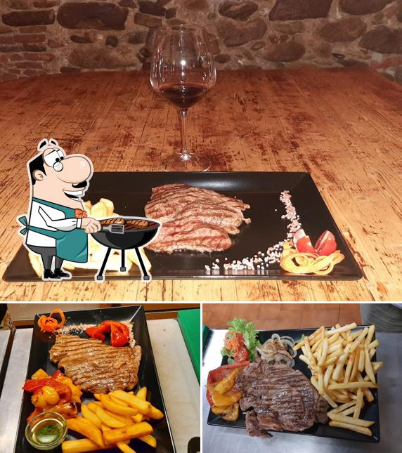 Ordina i piatti di carne a Atra Virago PUB