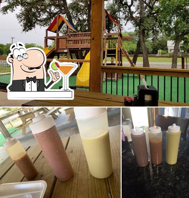 Mira las imágenes donde puedes ver bebida y área de juego en Pollos El Gallo