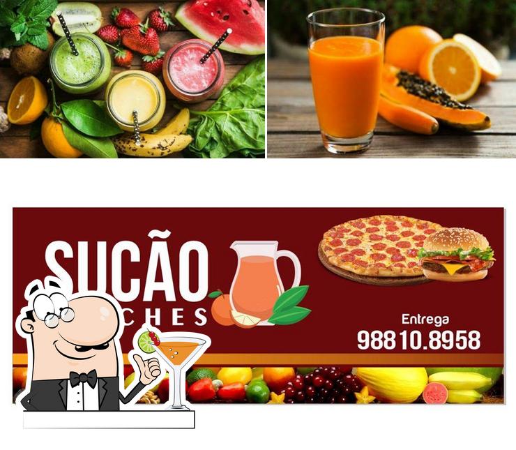 A bebida e pizza do restaurante