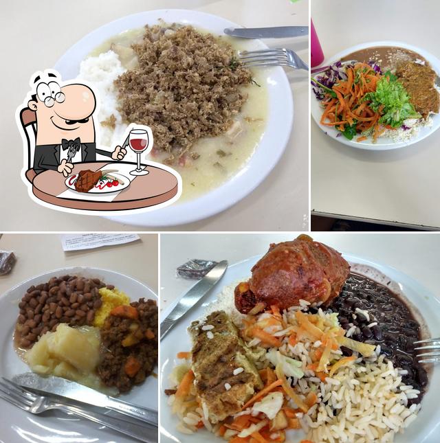 Elige un plato con carne en Restaurante Universitário - RU / UFRN