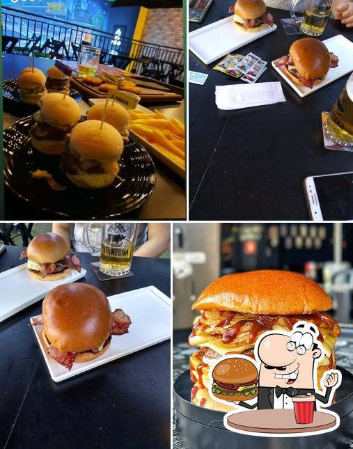 Deguste um dos hambúrgueres disponíveis no Pimp Burger Água Verde