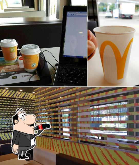 La photo de la boire et intérieur de McDonald's’s