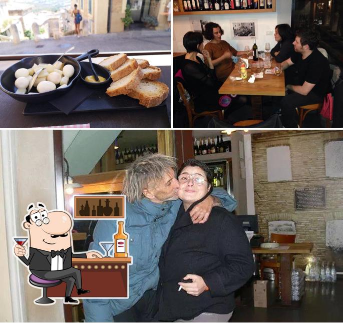 La immagine di bancone da bar e cibo da Osteria De Scuretto