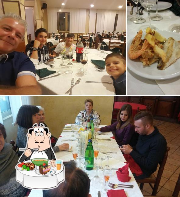 La tavolo da pranzo e cibo del ristorante