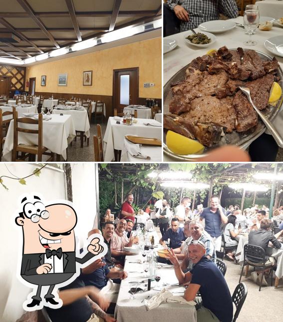 Questa è la immagine che mostra la interni e tavolo da pranzo di Trattoria al Cavallino