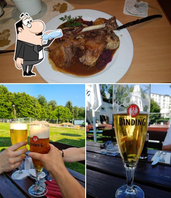 Observa las fotos que muestran bebida y comida en Waldschänke