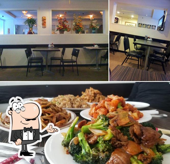 Parmi les différentes choses de la intérieur et la nourriture, une personne peut trouver sur Golden West Restaurant