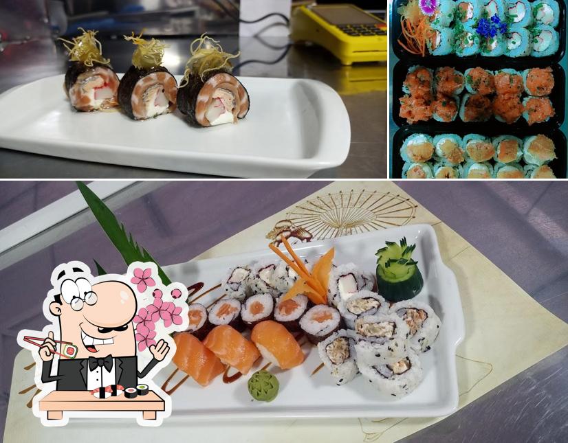 Rolos de sushi são disponibilizados no Judi sushi temakeria