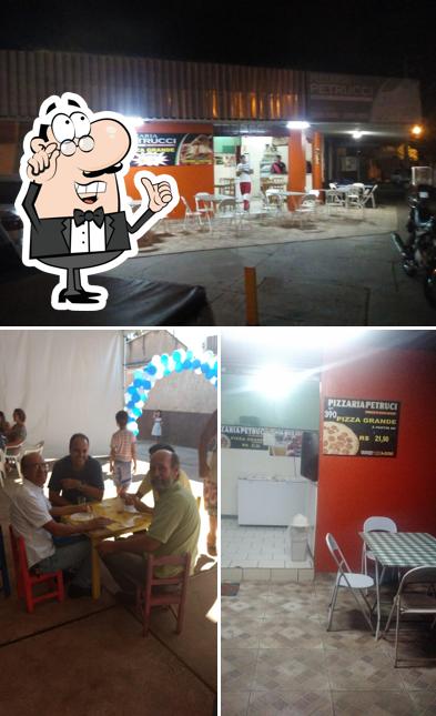 O interior do Pizzaria Petruci. Fixo 32055080