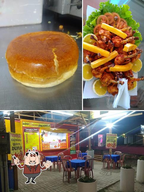 Entre diversos coisas, comida e interior podem ser encontrados a Lanche no limite praia