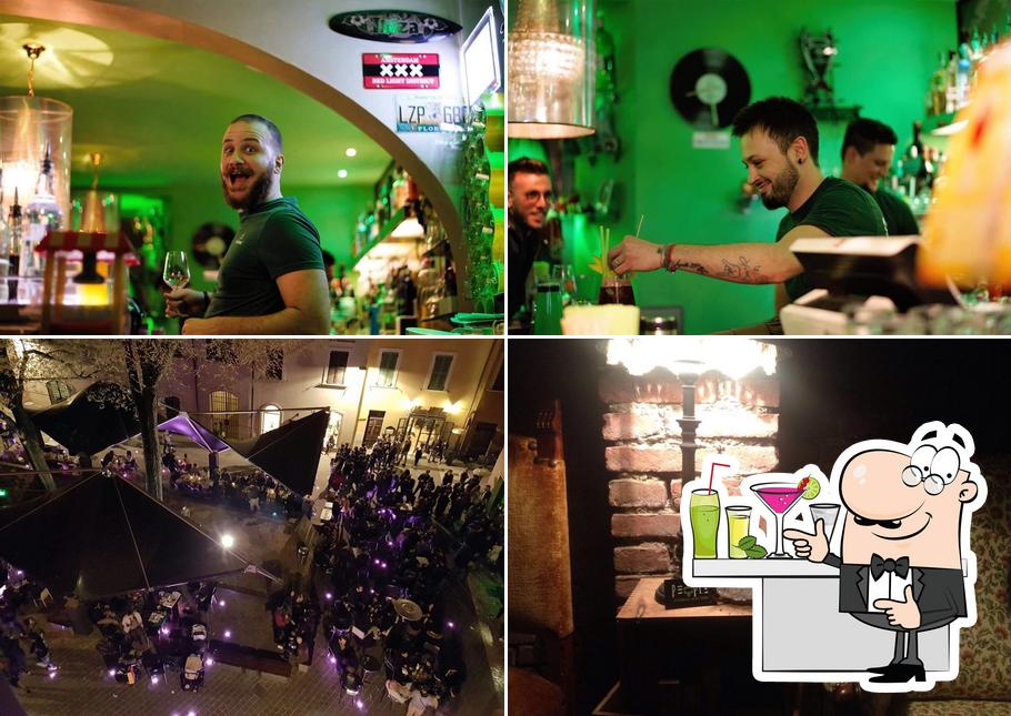 La foto di bancone da bar e interni da People Drink Emotion