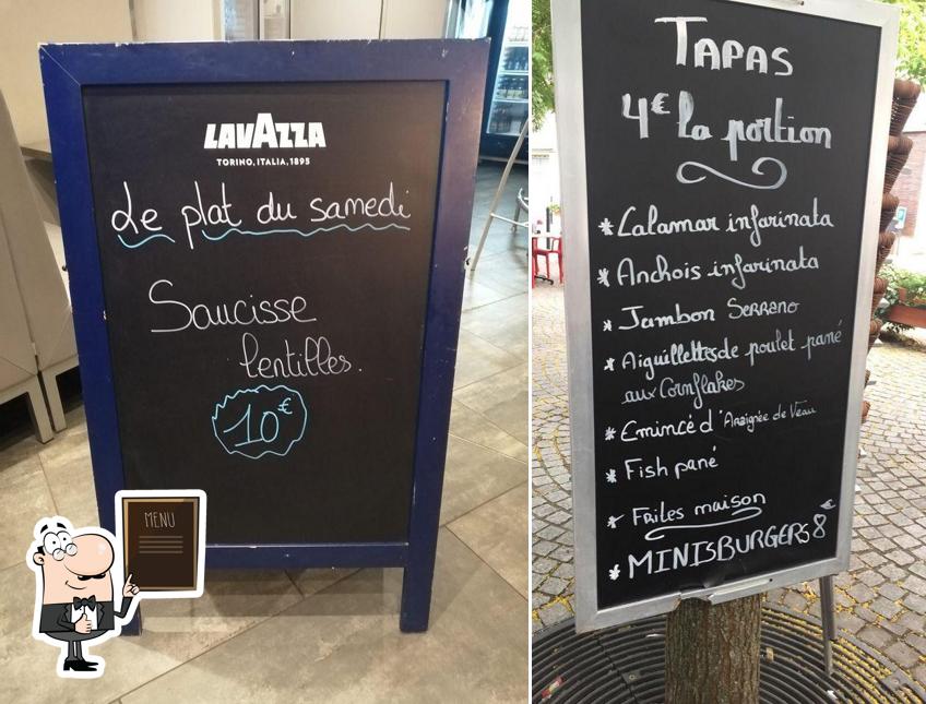 Essayez les plats du jour affichés sur le tableau