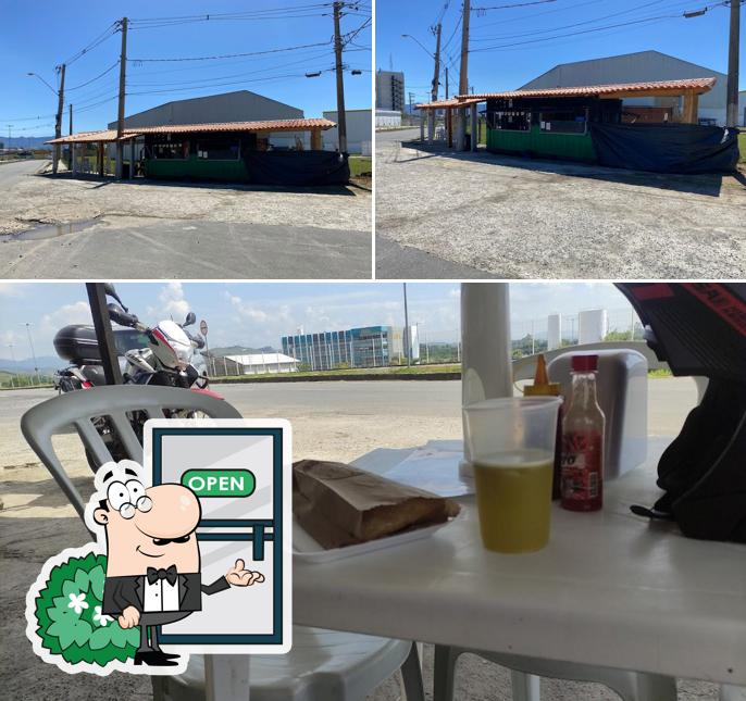 Confira a imagem apresentando exterior e mesa de jantar a Pastel e Caldo de Cana da Maria