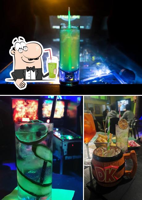 Goditi un drink a Arcade Club