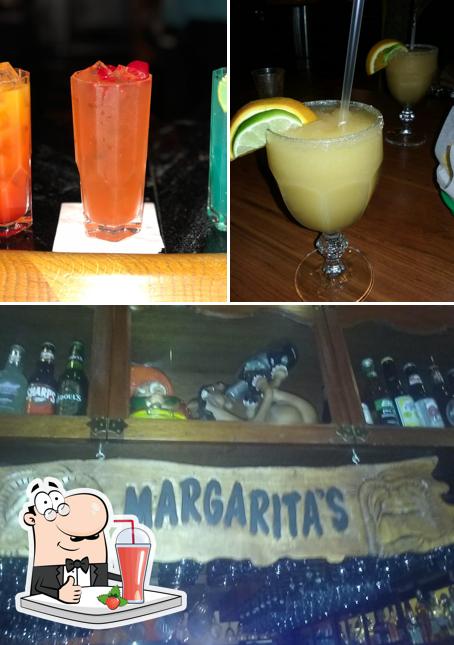 Насладитесь напитками из бара "El Campesino Mexican Restaurant"