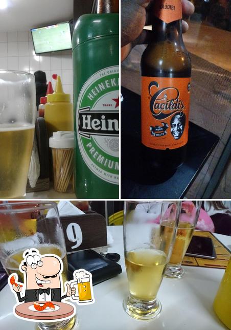 Desfute uma tulipa de cerveja leve ou escura